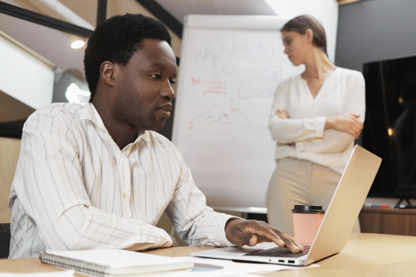 Современный офис с командой профессионалов